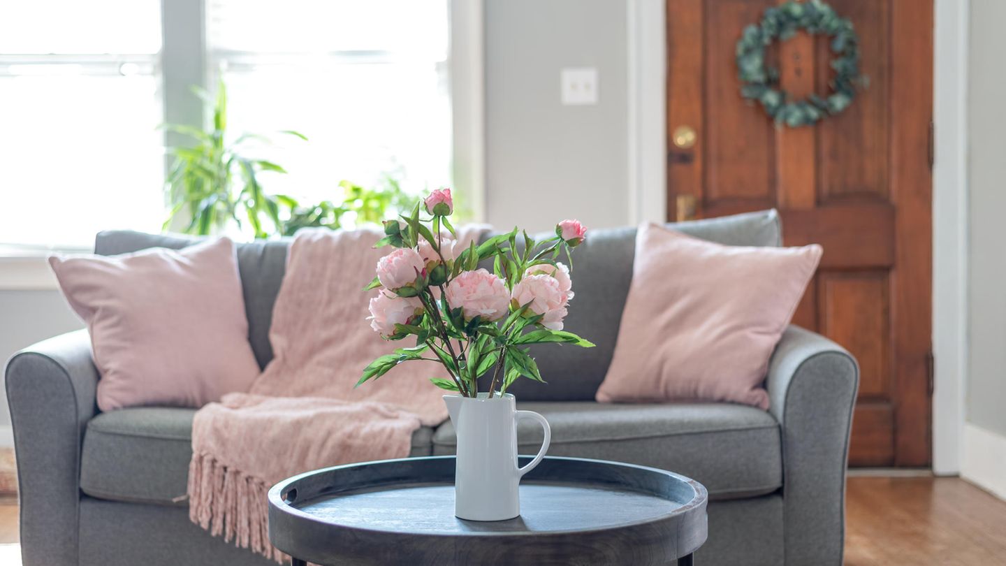 Rosa Akzente im Wohnzimmer für den Frühling