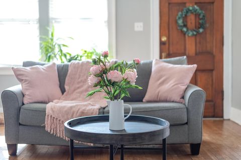 Rosa Akzente im Wohnzimmer für den Frühling