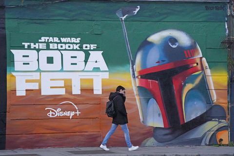 Eine großformatige Werbung für "The Book of Boba Fett" in Dublin, Irland