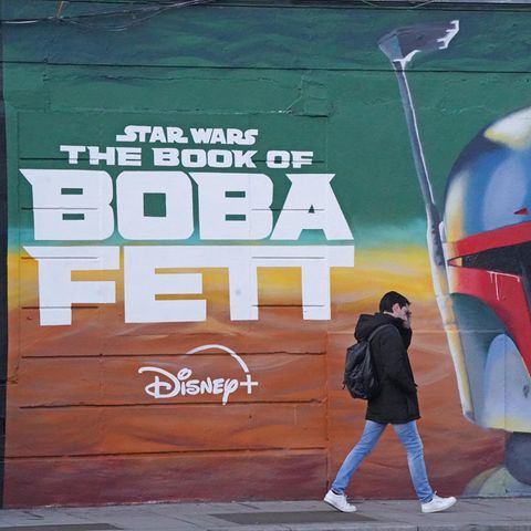 Eine großformatige Werbung für "The Book of Boba Fett" in Dublin, Irland