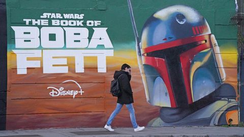 Eine großformatige Werbung für "The Book of Boba Fett" in Dublin, Irland