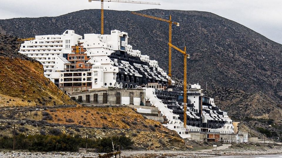 Lieux perdus : l'hôtel fantôme d'Espagne pourrit depuis 20 ans