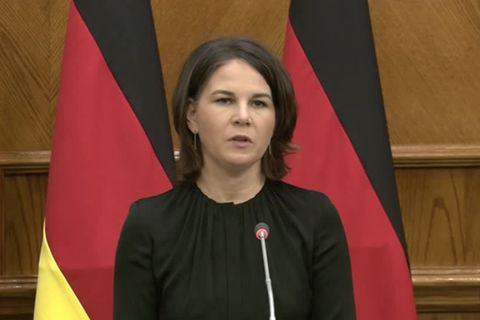 Video: Baerbock beunruhigt über Russlands Manöver