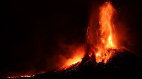 Vulkan auf Sizilien: Viel Asche, wenig Schäden: Ätna spuckt Feuer