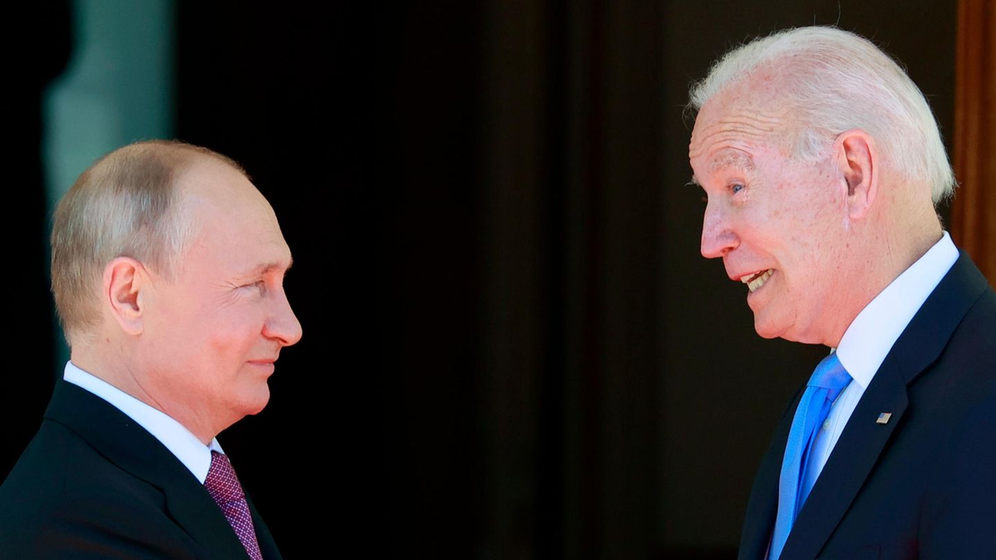Der russische Präsident Wladimir Putin (l) und US-Präsident Joe Biden