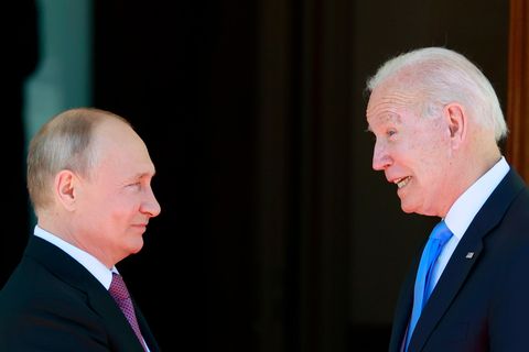 Der russische Präsident Wladimir Putin (l) und US-Präsident Joe Biden