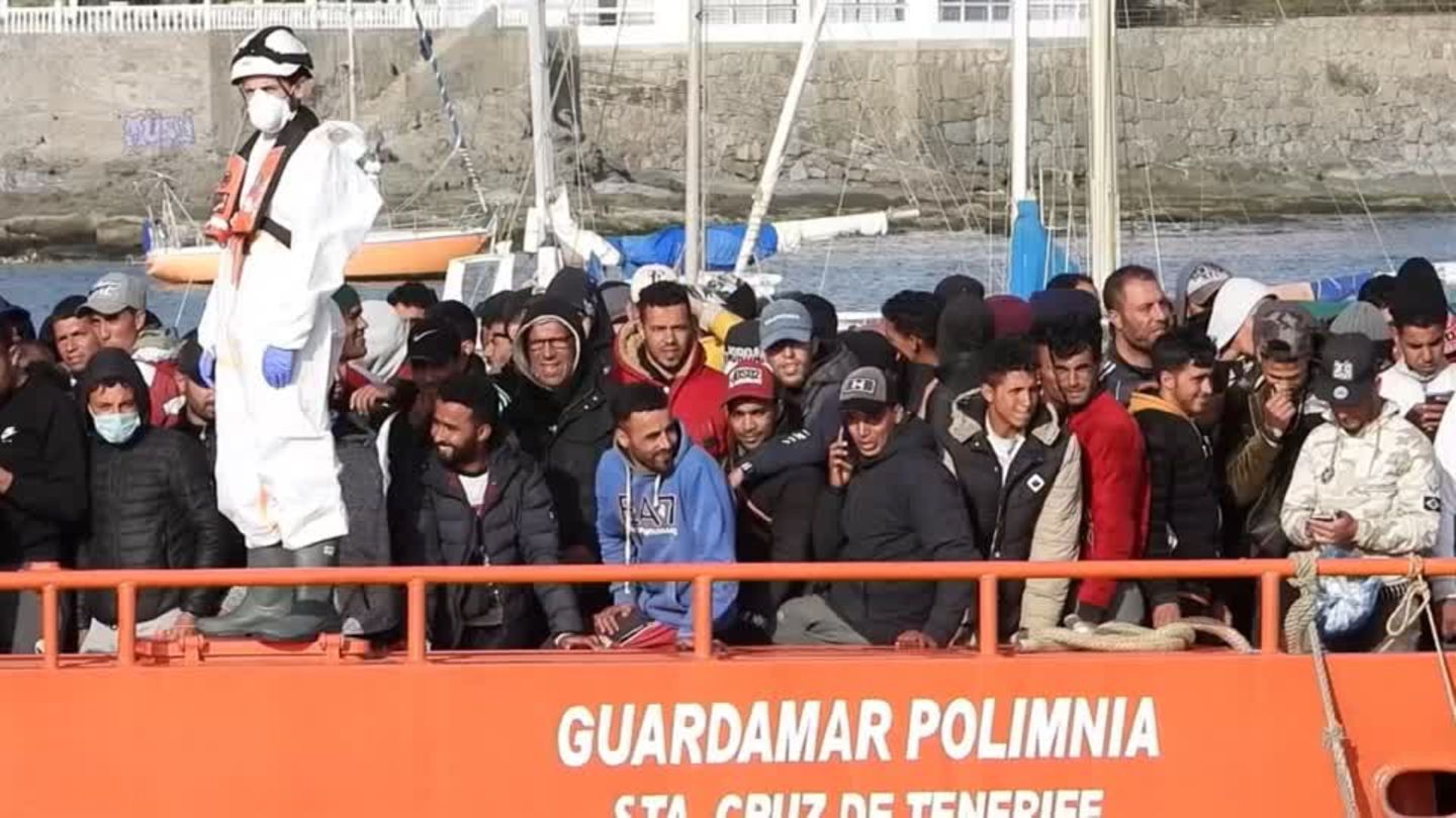 Video: Hunderte Migranten aus Seenot gerettet | STERN.de