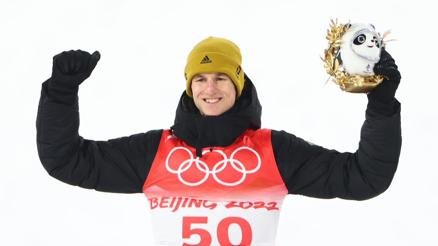 Olympia 2022: Karl Geiger erlebt sein Happy End: Bronze-Medaille im Skispringen