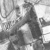 Dieses Maxar-Satellitenbild zeigt ein Truppenunterkunftsgebiet und Kampfgruppenfahrzeuge im Park Rechitsa in Belarus