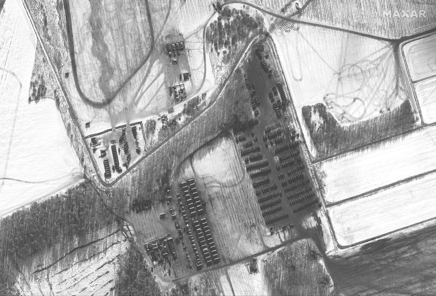 Dieses Maxar-Satellitenbild zeigt ein Truppenunterkunftsgebiet und Kampfgruppenfahrzeuge im Park Rechitsa in Belarus