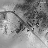 Dieses Satellitenbild soll Hubschrauber und Truppenzelte auf dem Flugplatz Zyabrovka in Belarus zeigen