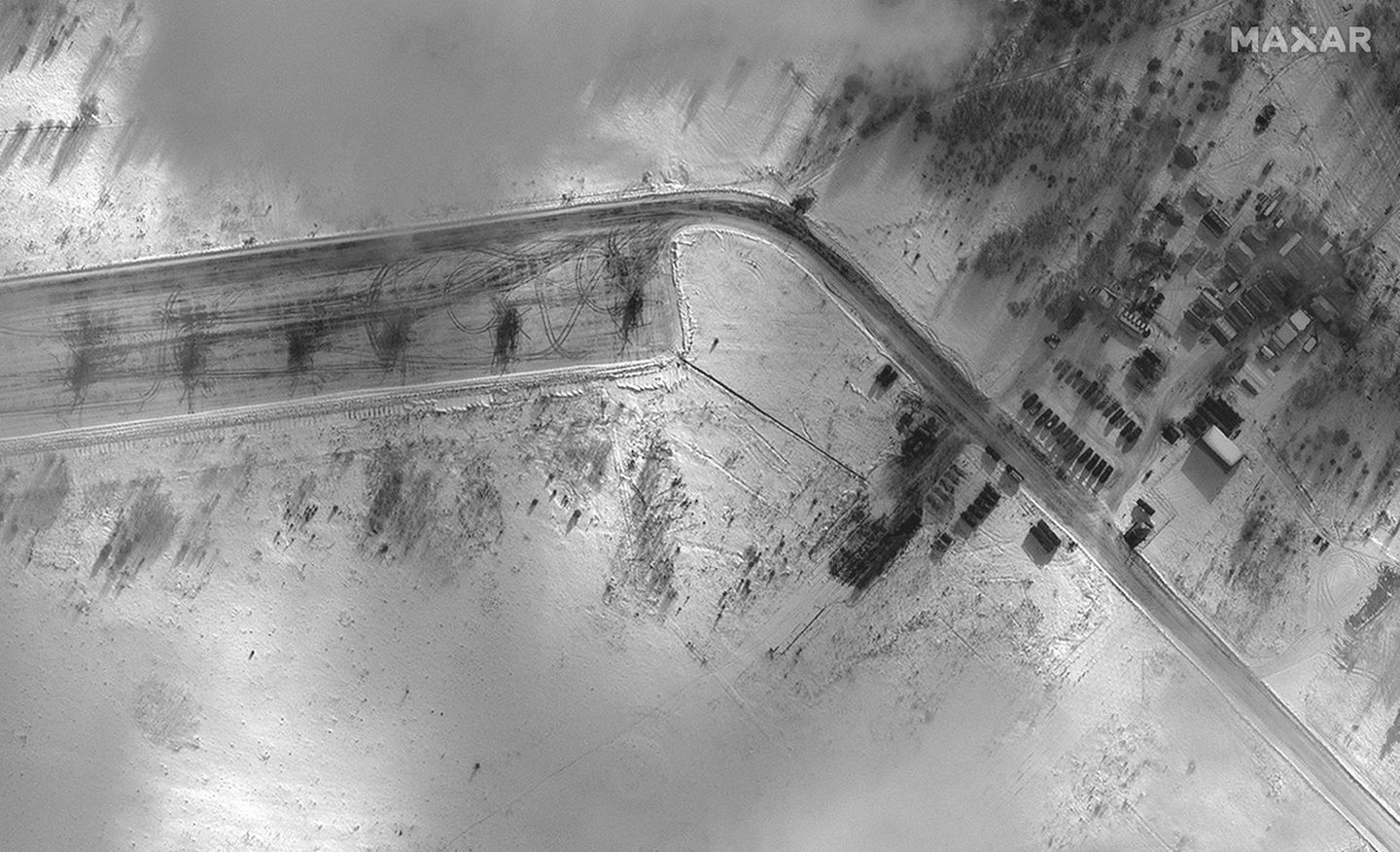 Dieses Satellitenbild soll Hubschrauber und Truppenzelte auf dem Flugplatz Zyabrovka in Belarus zeigen