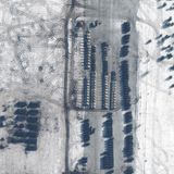 Dieses Satellitenbild soll den Einsatz gepanzerter Fahrzeuge auf dem Flugplatz Zyabrovka in Belarus am 9. Februar 2022 zeigen