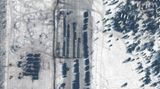 Dieses Satellitenbild soll den Einsatz gepanzerter Fahrzeuge auf dem Flugplatz Zyabrovka in Belarus am 9. Februar 2022 zeigen
