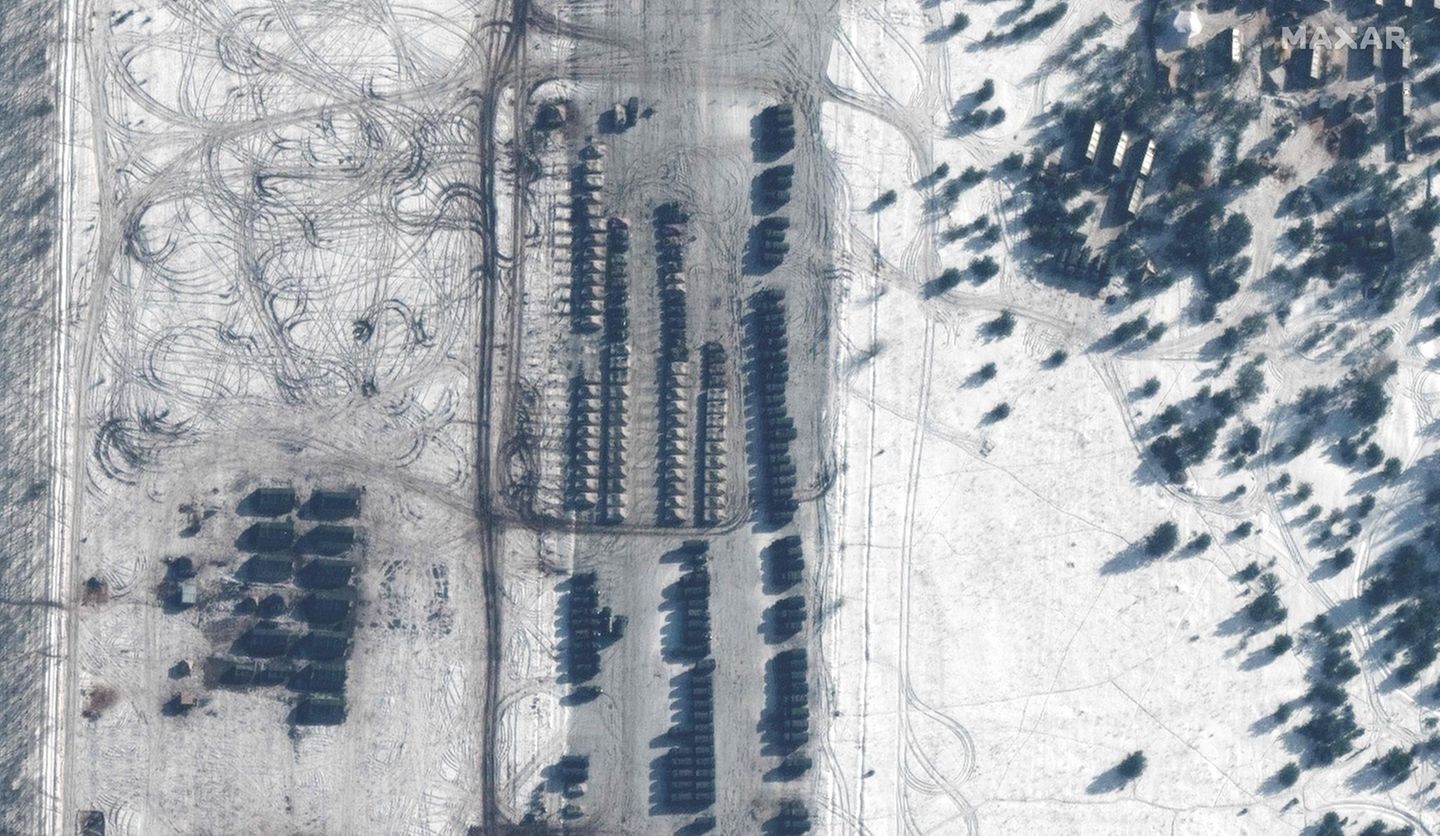 Dieses Satellitenbild soll den Einsatz gepanzerter Fahrzeuge auf dem Flugplatz Zyabrovka in Belarus am 9. Februar 2022 zeigen