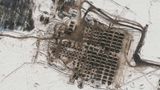 Dieses Satellitenbild soll Zelte und Truppenunterkünfte auf dem Truppenübungsplatz Kursk in Russland am 9. Februar 2022 zeigen