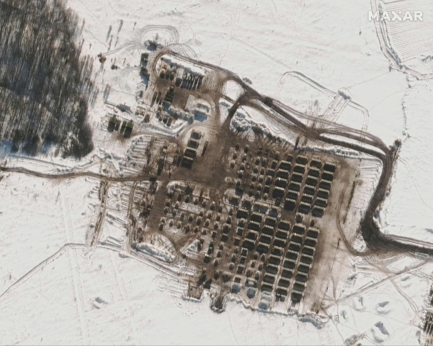 Dieses Satellitenbild soll Zelte und Truppenunterkünfte auf dem Truppenübungsplatz Kursk in Russland am 9. Februar 2022 zeigen