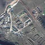 Dieses Satellitenfoto vom 9. Februar 2022 soll Ausrüstung und neue Truppenbewegungen in Novoozernoye auf der Krim zeigen