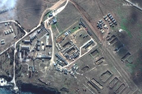 Dieses Satellitenfoto vom 9. Februar 2022 soll Ausrüstung und neue Truppenbewegungen in Novoozernoye auf der Krim zeigen