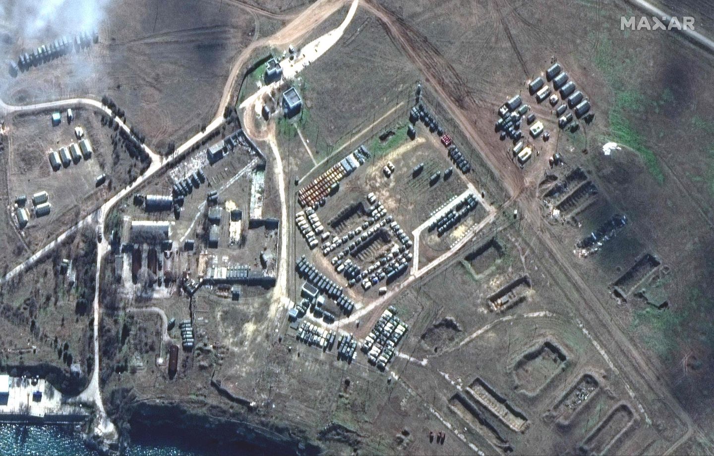 Dieses Satellitenfoto vom 9. Februar 2022 soll Ausrüstung und neue Truppenbewegungen in Novoozernoye auf der Krim zeigen
