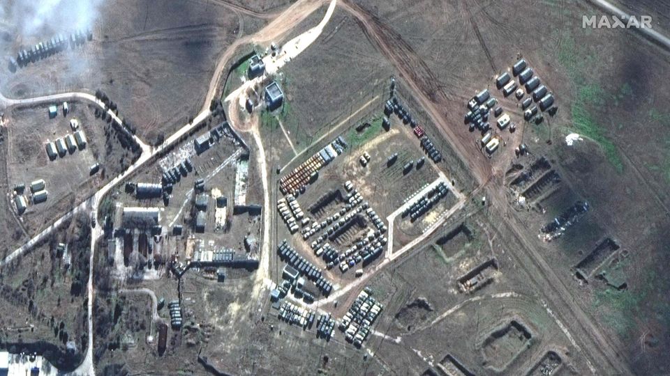 Dieses Satellitenfoto vom 9. Februar 2022 soll Ausrüstung und neue Truppenbewegungen in Novoozernoye auf der Krim zeigen