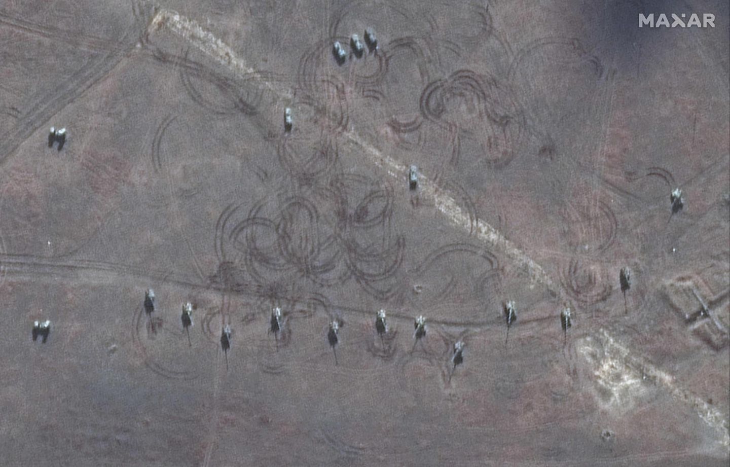 Dieses Maxar-Satellitenbild soll ein Atillerie-Training in Novoozernoye auf der Krim am 9. Februar 2022 zeigen