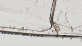 Gepanzerte Fahrzeuge und Transporter, die am 9. Februar 2022 auf dem Truppenübungsplatz Kursk im Westen Russlands ankommen