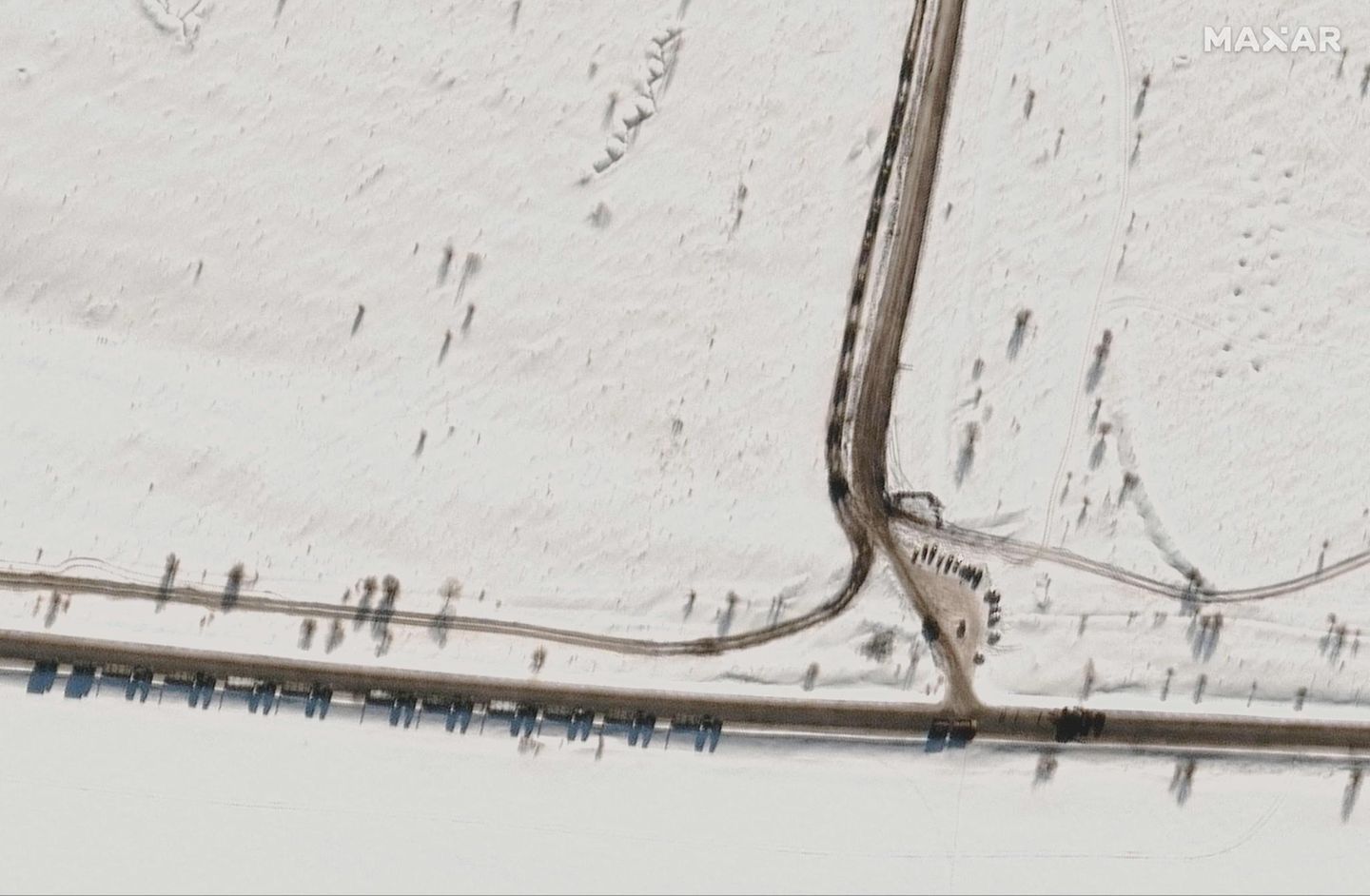 Gepanzerte Fahrzeuge und Transporter, die am 9. Februar 2022 auf dem Truppenübungsplatz Kursk im Westen Russlands ankommen