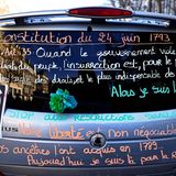 Konstitutionstext auf Auto geschrieben