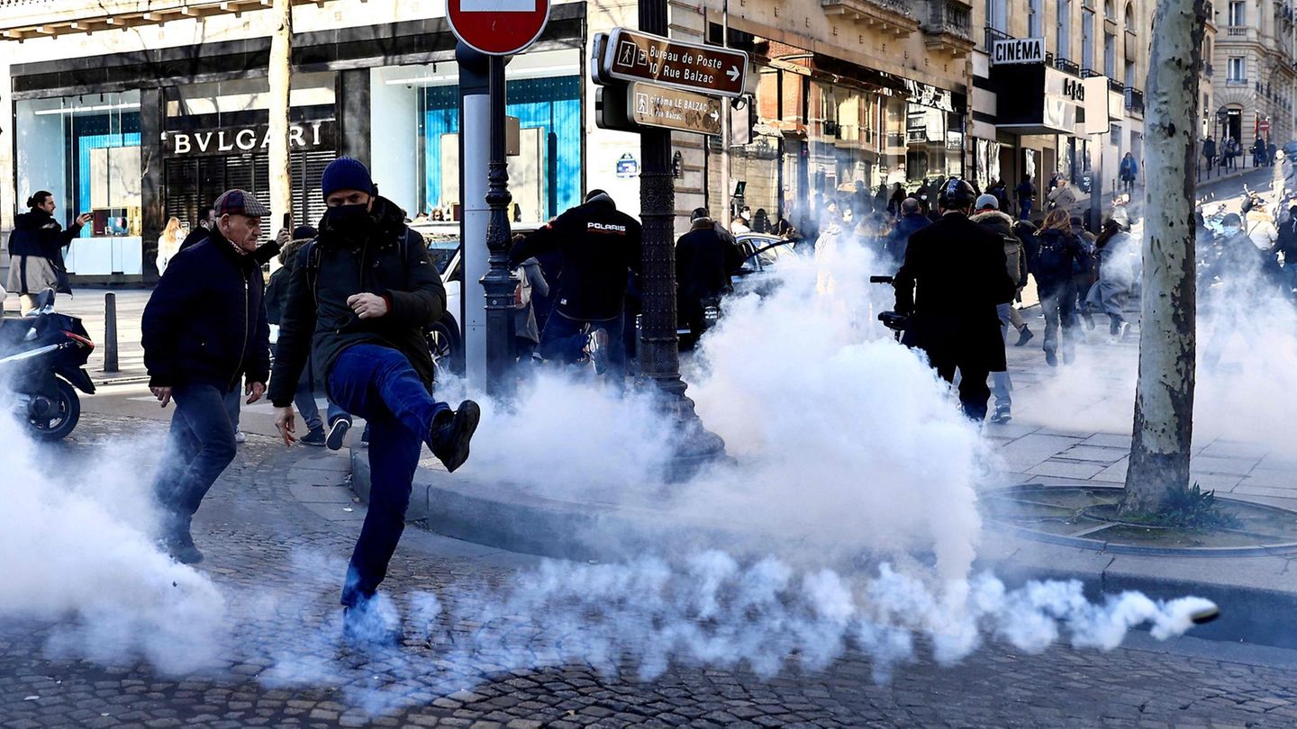 Polizei geht mit Tränengas gegen Demonstrierende vor Polizei geht mit Tränengas gegen Demonstrierende vor
