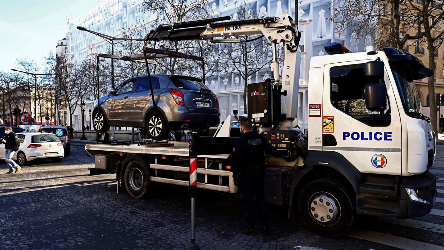Polizei schleppt Auto ab