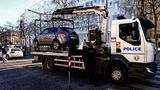 Polizei schleppt Auto ab