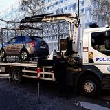 Polizei schleppt Auto ab