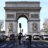 Polizisten positionieren sich um den Arc de Triomphe in Paris