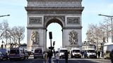 Polizisten positionieren sich um den Arc de Triomphe in Paris
