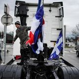 ... macht sich hier ein Demonstrant in Lyon für den Protestzug startklar.