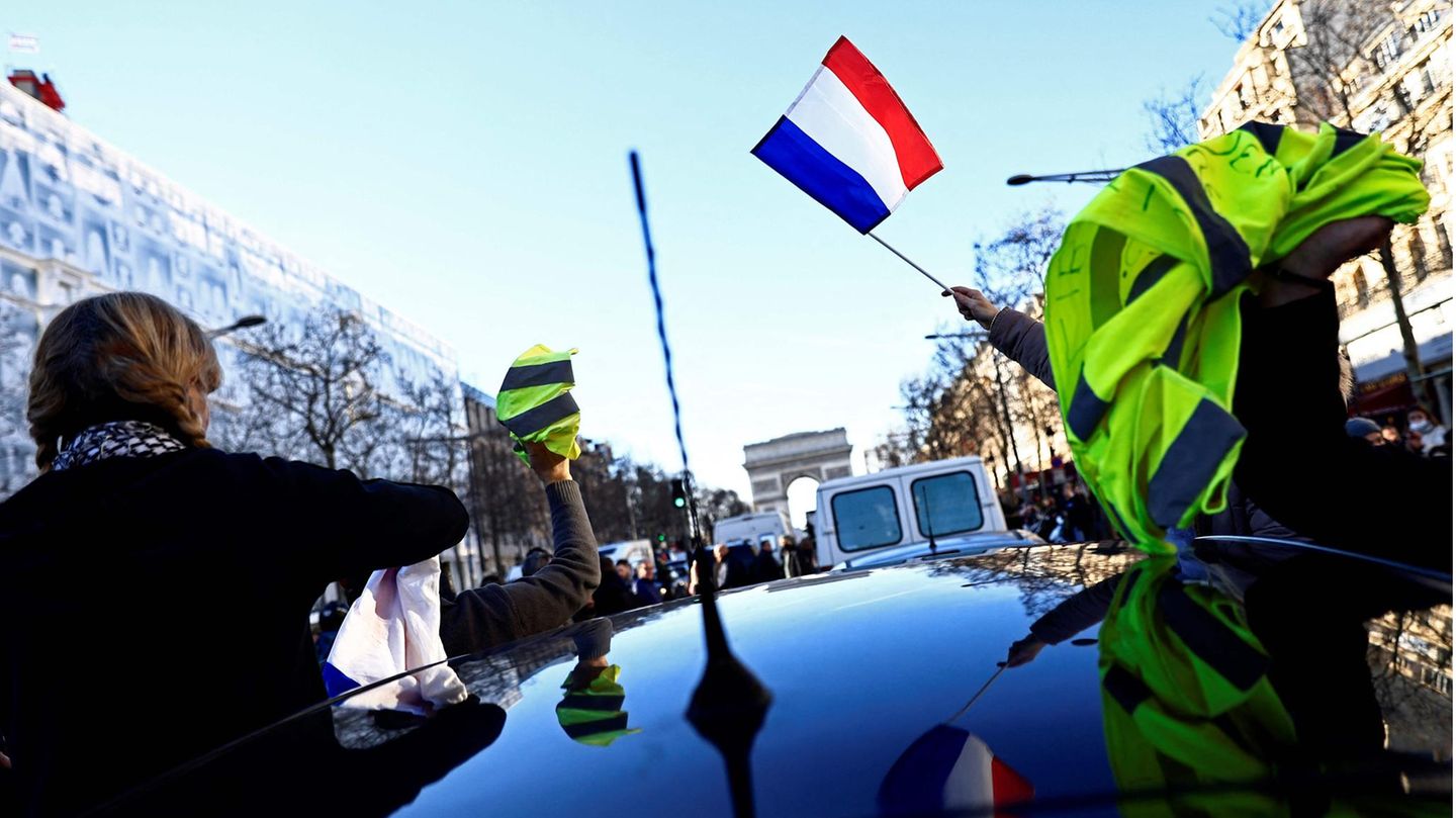Demonstrierende auf der Champs-Élysée Demonstrierende auf der Champs-Élysée