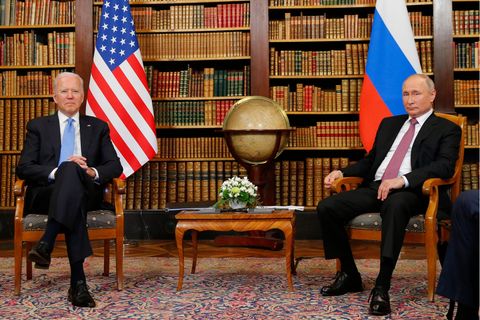 US-Präsident Joe Biden (l) und sein russischer Amtskollege Wladimir Putin