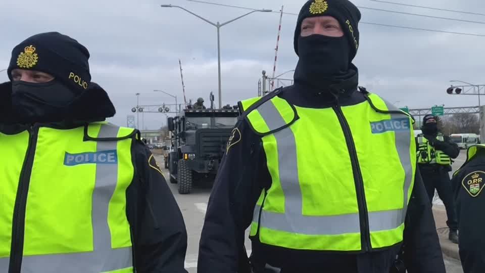Video: Freedom Convoy: Räumung der blockierten Brücke Video: Freedom Convoy: Räumung der blockierten Brücke