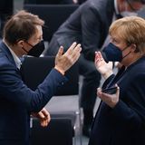 Bundesgesundheitsminister Karl Lauterbach (SPD, l) und Altkanzlerin Angela Merkel (CDU) gestikulieren bei einem Gespräch