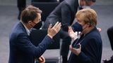 Bundesgesundheitsminister Karl Lauterbach (SPD, l) und Altkanzlerin Angela Merkel (CDU) gestikulieren bei einem Gespräch