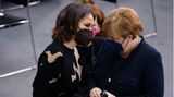 Angela Merkel (r) und Annalena Baerbock im Gespräch