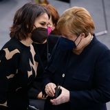 Angela Merkel (r) und Annalena Baerbock im Gespräch