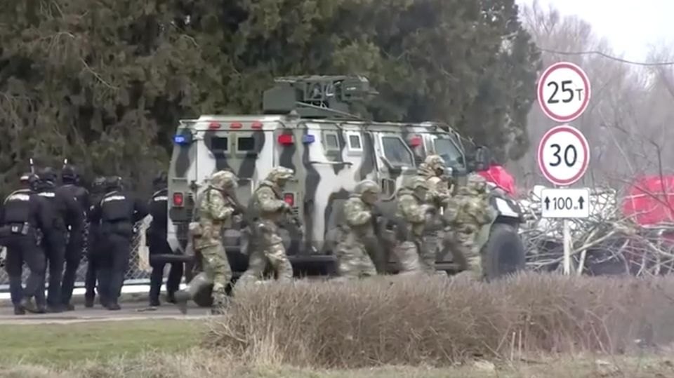 Polizisten üben den Ernstfall Polizisten üben den Ernstfall