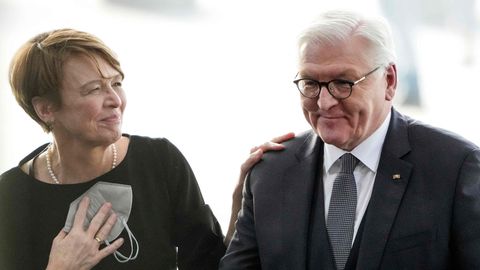Frank-Walter Steinmeier nach dem Wahlergebnis, hier mit seiner Frau Elke Büdenbender