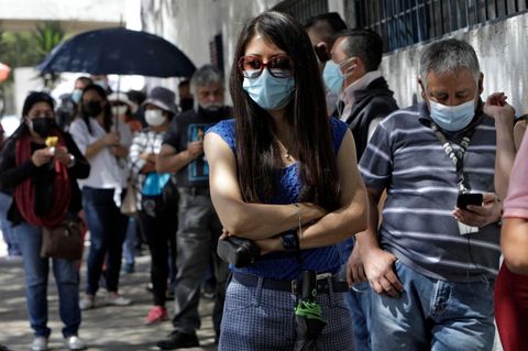 Warten auf die Impfung: In Ecuadors Hauptstadt Quito bilden sich Schlangen vor den Impfzentren. Die Maske gehört dazu.