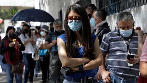 Warten auf die Impfung: In Ecuadors Hauptstadt Quito bilden sich Schlangen vor den Impfzentren. Die Maske gehört dazu.