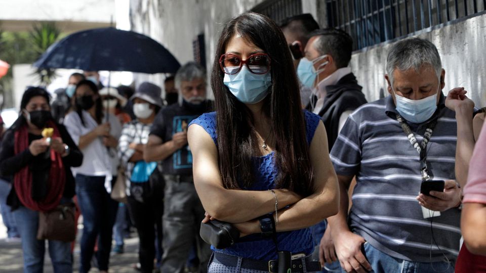 Warten auf die Impfung: In Ecuadors Hauptstadt Quito bilden sich Schlangen vor den Impfzentren. Die Maske gehört dazu.