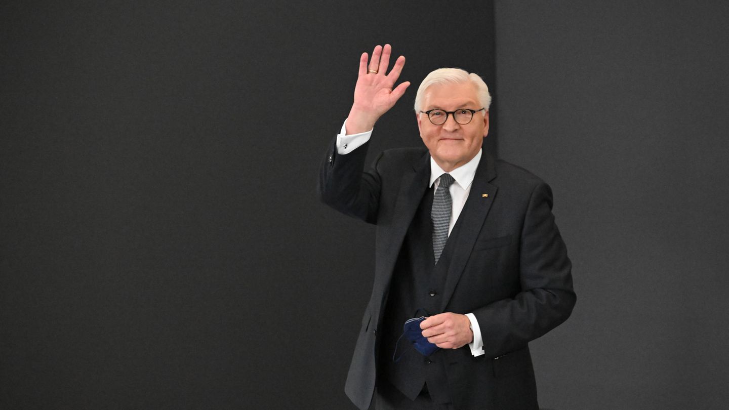 Frank-Walter Steinmeier winkt