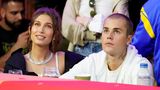 Im Stadion in Inglewood: Justin Bieber und seine Frau Hailey schauen gebannt während der Halbzeit auf die Großbild-Displays unter der Stadiondecke.